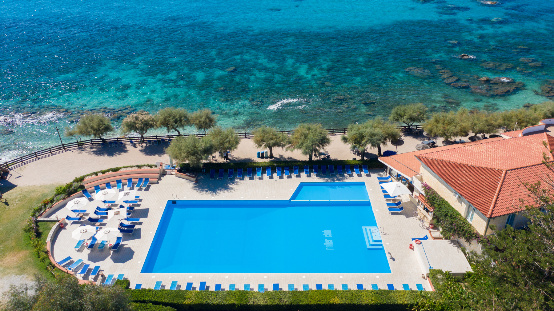 La piscina vista dal drone, sul mare - Roller Club Tropea