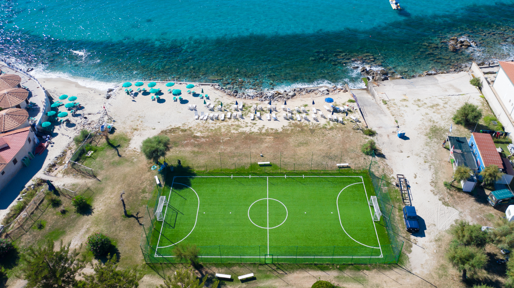 Il campo da calcetto e la spiaggia dall'alto - Roller Club Tropea