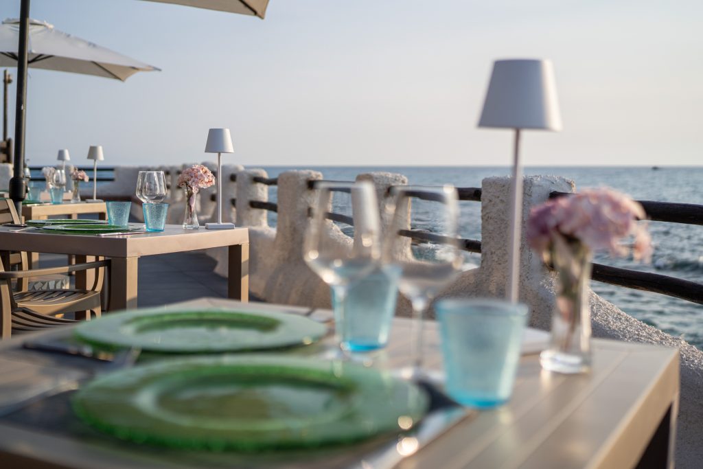 Tavolo apparecchiato sulla terrazza sul mare del Ristomare