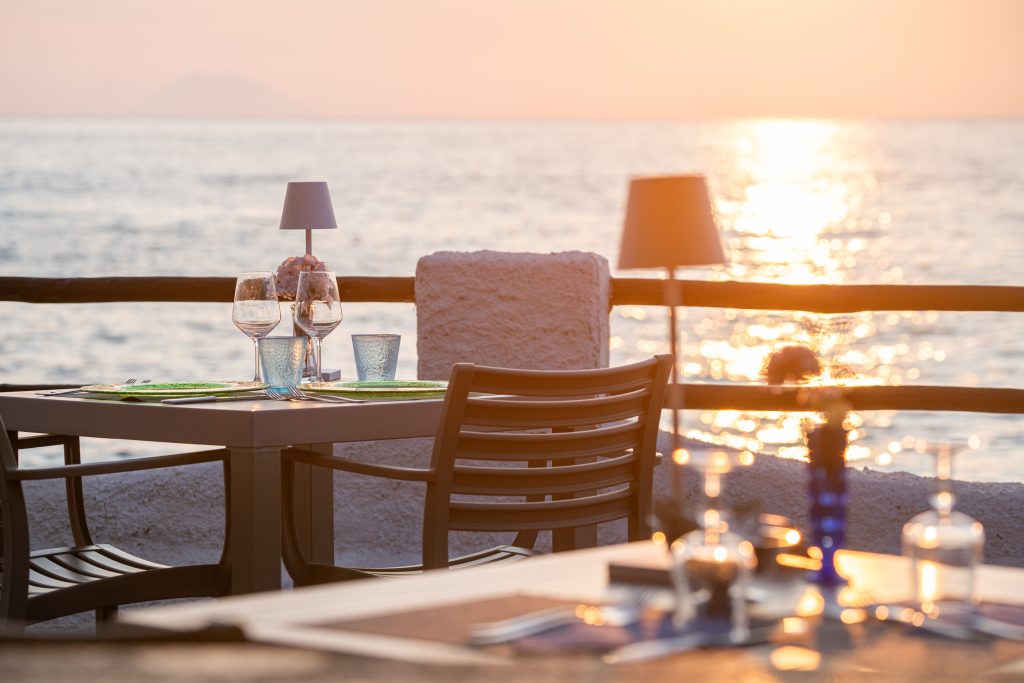 Tavolo al tramonto sulla terrazza del Ristomare