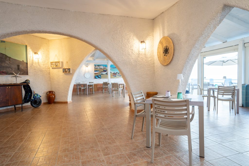 La sala interna del Ristomare con gli archi bianchi