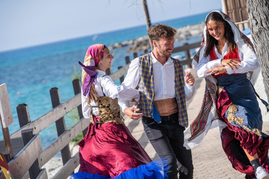 Ballerini in costume tradizionale calabrese sulla terrazza sul mare