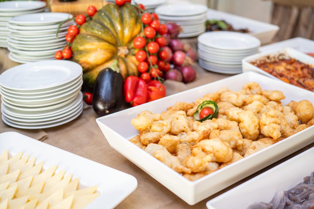 Buffet di antipasti con verdure fresche e fritti