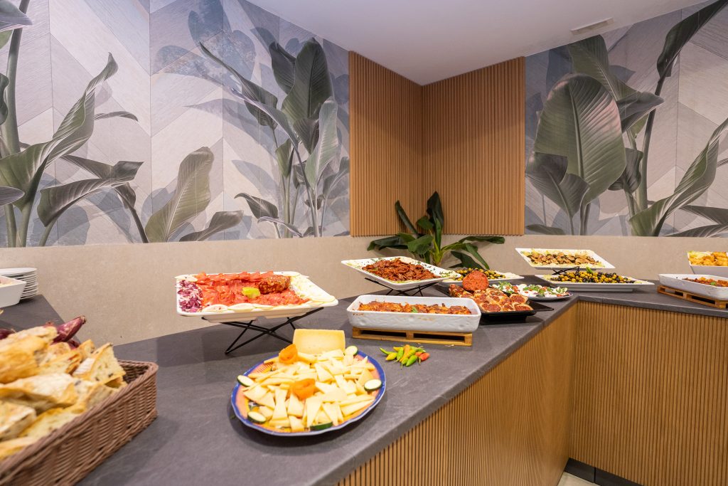 Banco degli antipasti con formaggi e salumi