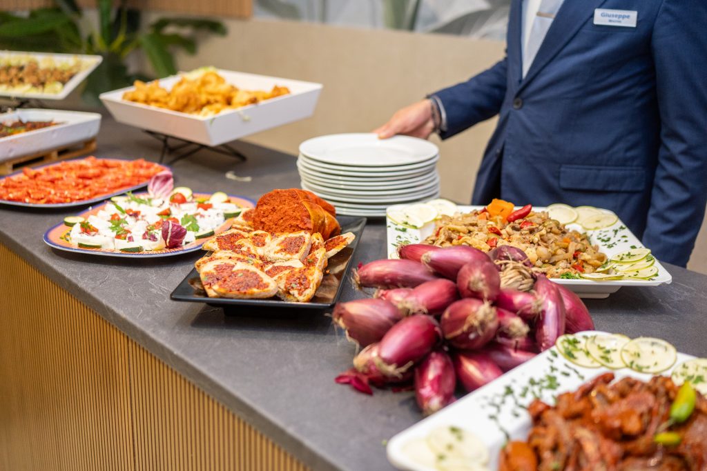 Antipasti calabresi e cipolle rosse di Tropea al buffet