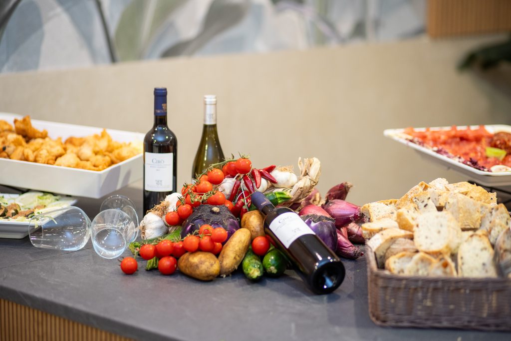 Vini, verdure e pane al buffet del ristorante