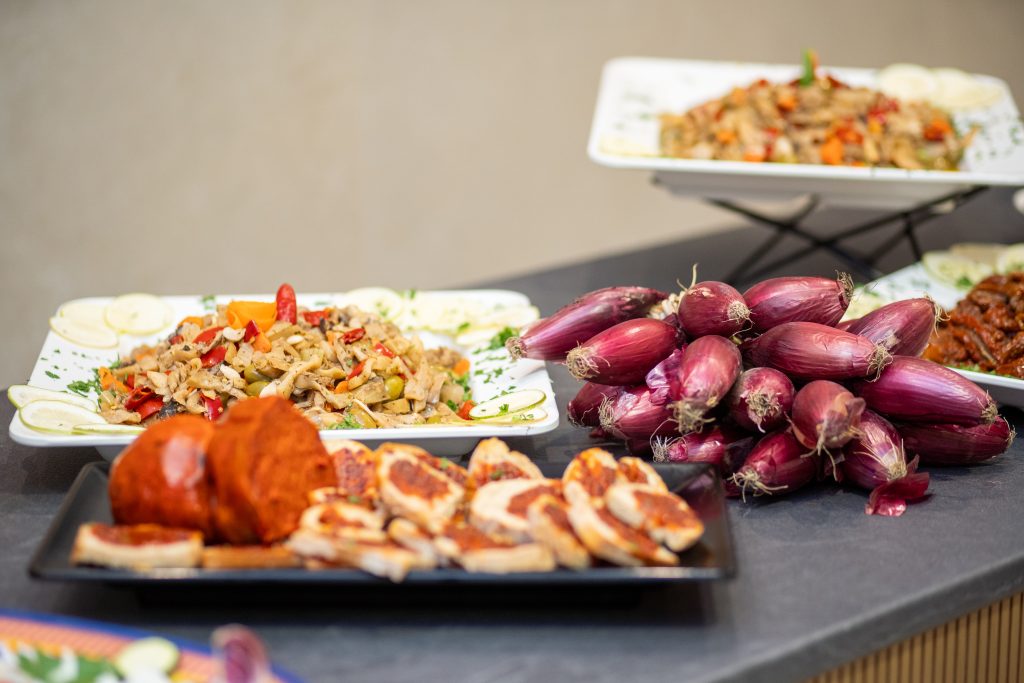 Antipasti, salumi e cipolle rosse di Tropea sul banco del buffet