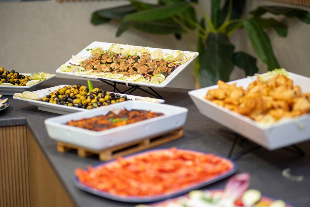 Olive, fritti e antipasti assortiti al buffet del ristorante