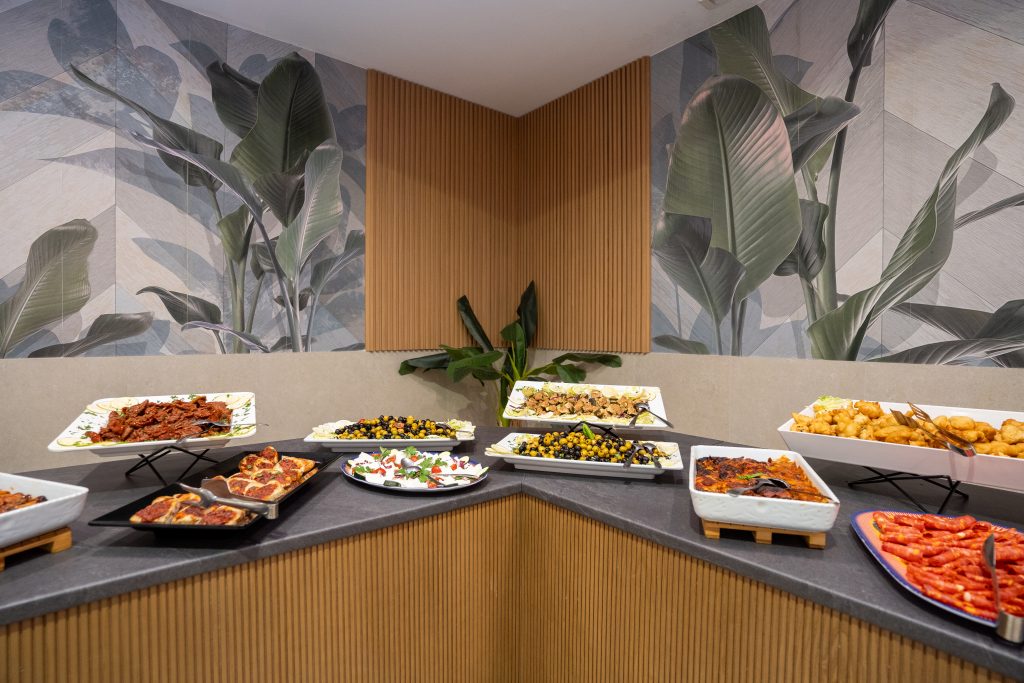 Il banco degli antipasti nella sala del Ristorante Roller Club