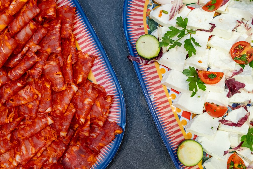 Salumi calabresi e mozzarella con pomodorini