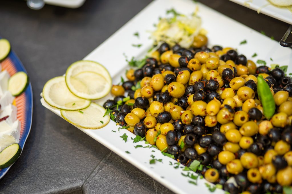 Olive verdi e nere condite al buffet