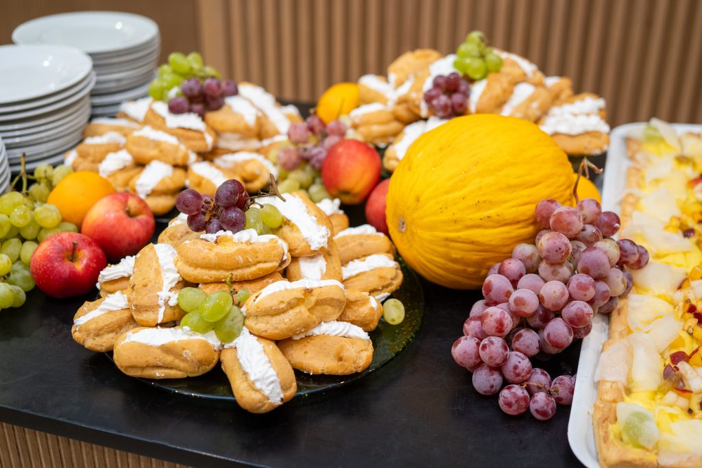 Dolci e frutta fresca al buffet del ristorante