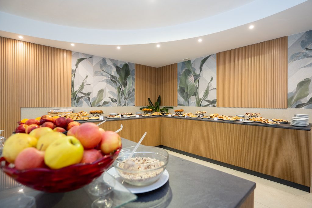 Il buffet della colazione con frutta fresca e cereali